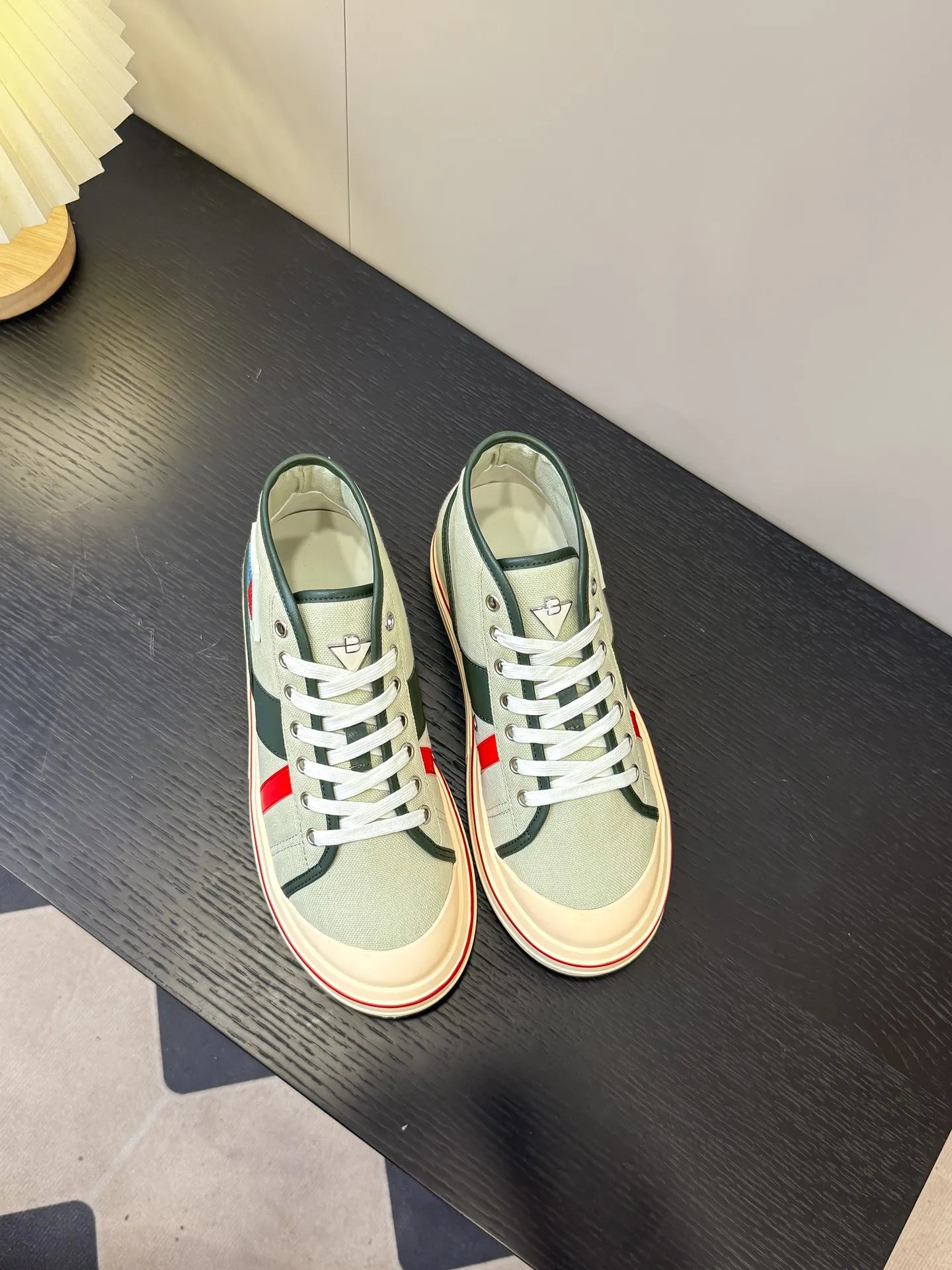 👟👟Ex-factory price 480👟👟 (Men’s size +1️⃣0️⃣) BVOrbit’s latest 2025 catwalk model, developed 1:1 from the original board, classic color matching elements! This is the biggest highlight of this shoe, eye-catching but not exaggerated design, super cool for daily use, super versatile whether paired with pants, sweaters or skirts, looks good no matter how you wear it, the more you look at it, the more you like it ❗️ Outsole: Original outsole Color: 4 colors Size: Female 35-40 Male 39-44